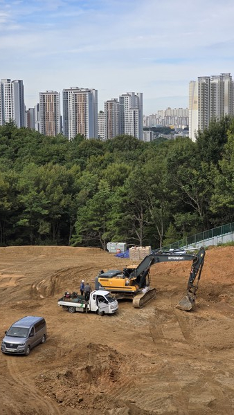  견달산에 조성중인 원당배수지 공사장 너머로 식사동 아파트단지가 우뚝 솟아있다.