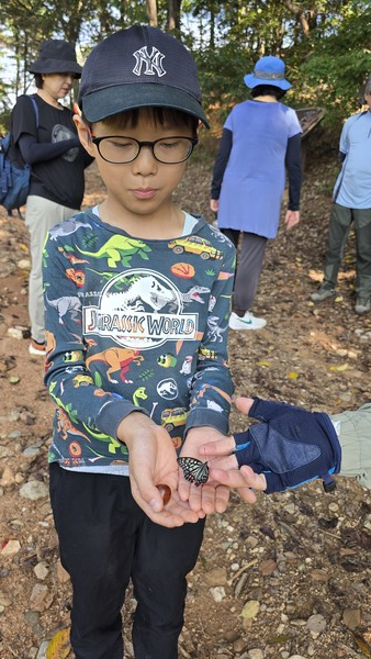  김시윤(가람초 3) 군이 손 위에 호랑나비를 올려놓고 있다.