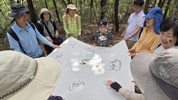 생태놀이를 하고 있는 마을숲 탐사대원들.