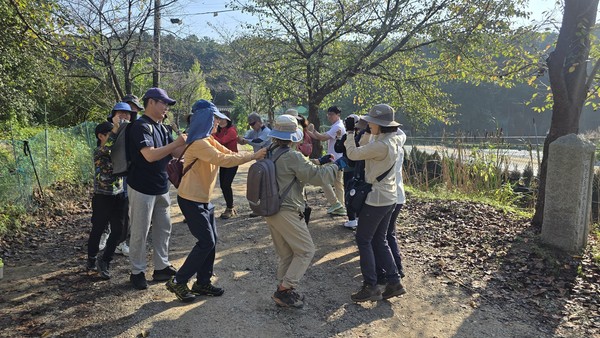  탐사대원들이 산 들머리에서 몸풀기를 하고 있다.