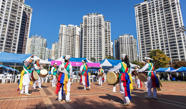지난해 열린 모꼬지 한마당에서 풍물놀이패가 공연을 하고 있다.
