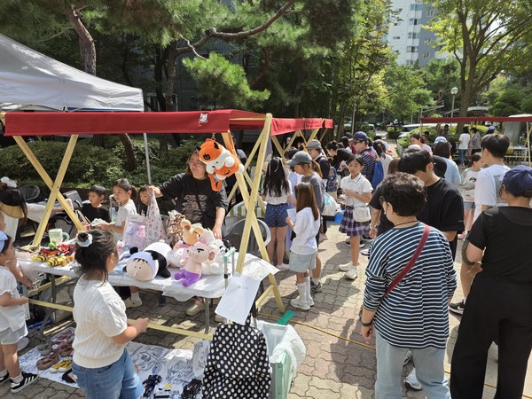 성황리에 운영된 아나바다 플리마켓. [사진제공=박기병]