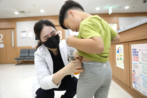 일산백병원 소아청소년과 최유진 교수는 소아·청소년의 비알코올성 지방간 질환을 예측하는 데 허리-엉덩이 비율(WHR)이 기존 체질량지수(BMI)보다 더 효과적인 지표가 될 수 있음을 제시했다.