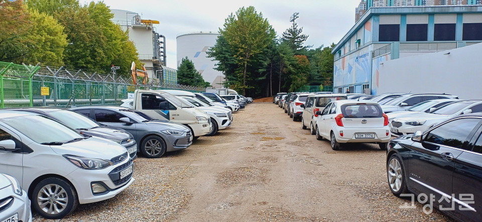 백석배드민턴장 옆에 마련된 임시주차장.  