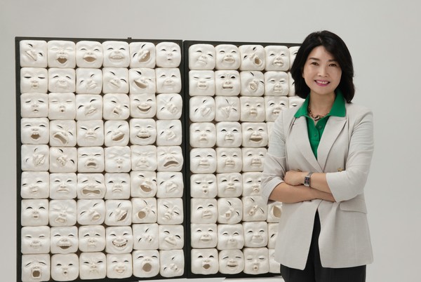 전진숙 작가. 이번 전시가 관람객 한 분 한 분의 삶 속 결을 비춰주는 거울이 되길 바라고 있다.