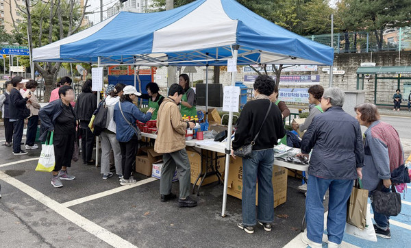  풍산동이 지역사회 활성화 및 소외계층 복지사업 기금 마련을 위한 ‘사랑나눔 바자회’를 개최했다.