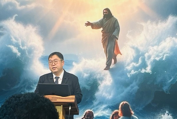 설교 중인 김용민 목사 