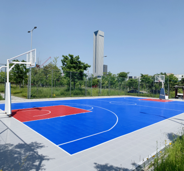 케이그린의 다목적 모듈형 플라스틱 탄성 바닥재를 사용한 농구장 [사진제공 = 케이그린]