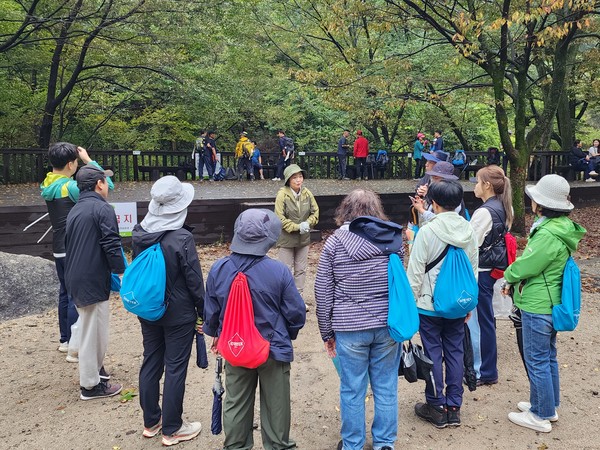 서포터즈들이 하창지에서 북한산성 관련 해설을 듣고 있다. [사진제공=이재용]