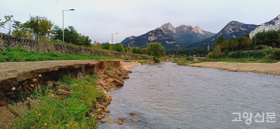 바람누리길 25km 종착점인 지축8단지 앞 창릉천변도 극한호우의 흔적이 고스란히 남아 있다. 