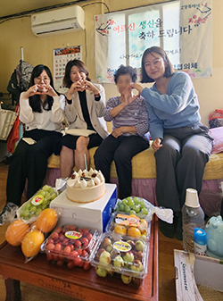  창릉동 지역사회보장협의체의 찾아가는 어르신 생신축하사업.