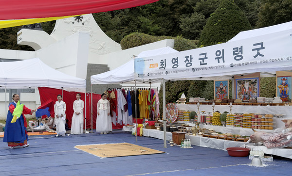 최영 장군 위령굿에서 지정자 주만신(맨 왼쪽)이 고양시의 안녕과 시민들의 건강을 기원하며 굿을 하고 있다.