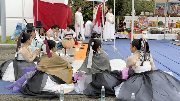  위령굿에 함께한 악단과 연희단원들이 굿을 즐기고 있다.