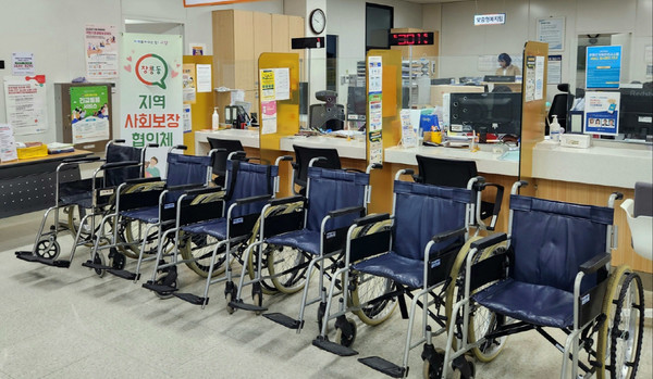  창릉동이 거동이 불편한 주민을 위한 ‘1004 행복나눔 휠체어 무료 대여사업’을 운영하고 있다.