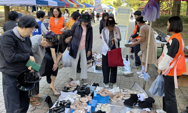 문촌9종합사회복지관이 강선공원에서 ‘사랑나눔 바자회’를 열고 있다. 