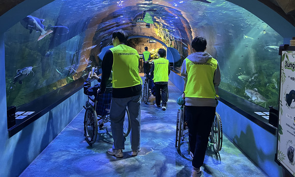 향동종합사회복지관이 지역 내 어르신 13명과 함께 가을맞이 나들이를 다녀왔다. 