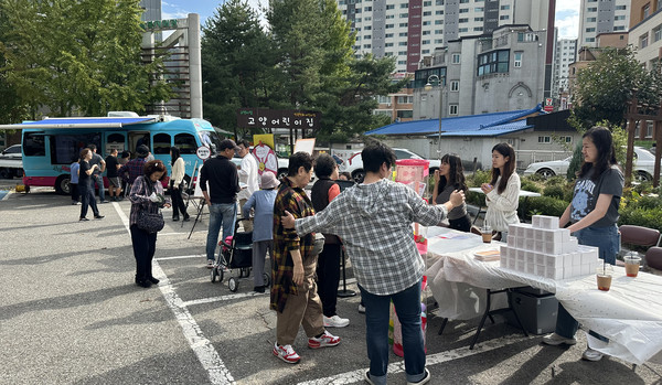 지축종합사회복지관이 고양동종합복지회관에서 정신건강에 대한 시민캠페인을 진행했다. 