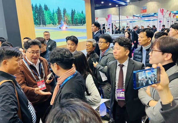 시위대열에 퇴거를 요청하는 주최측과 경기북부경찰청 관계자