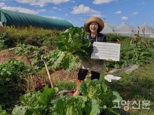 박명숙 원장이 좌충우돌 텃밭농사를 지으며 틈틈이 적은 노랫말을 보여줬다.