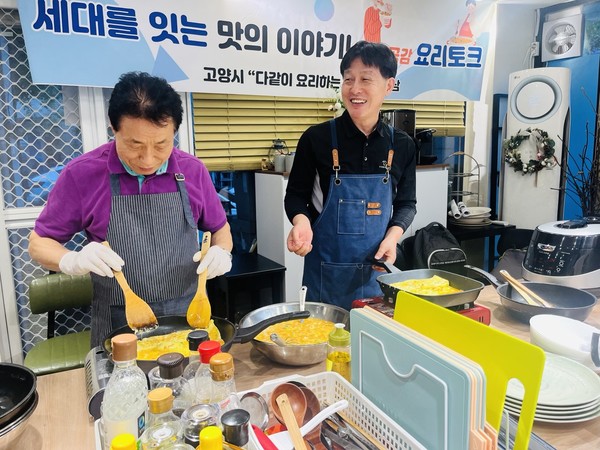 달걀말이, 삼각김밥 등으로 성과공유회를 준비하고 있는 다요남 회원들 