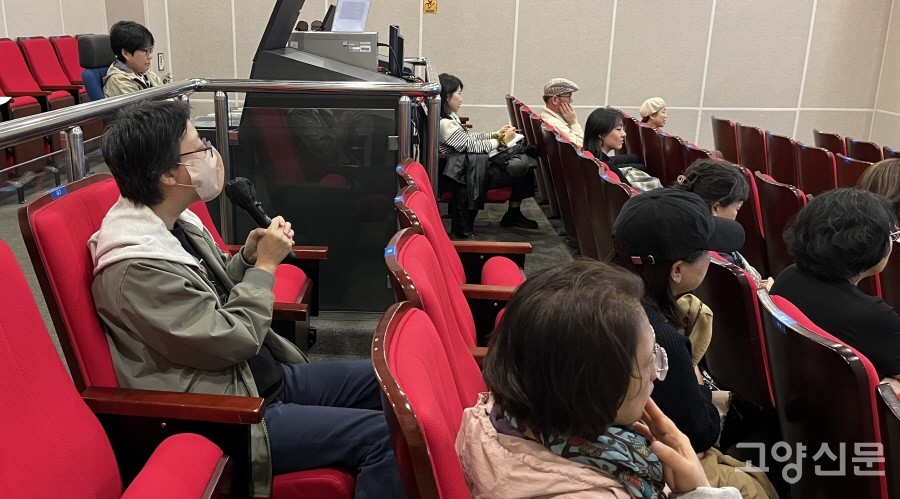 영화 상영 후 관객들의 진지한 공감과 질문이 이어졌다.