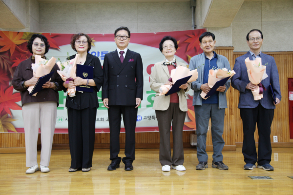 김만석 태건비에프 대표(왼쪽에서 세 번째)가 ‘장한 어버이상’ 수상자 5명과 기념촬영영을 했다. [사진제공 = 한국장애인부모회 고양시지부]