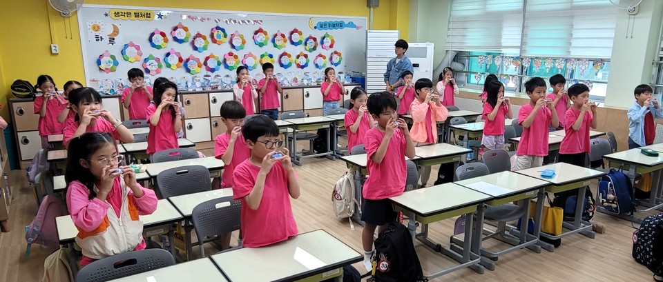 독도리나 연주가 문화로 자리 잡은 문화초등학교 교실 풍경. 학생들이 독도리나를 불며 아름다운 선율을 만들어가고 있다. [사진 제공= 곽정주 문화초 교사]