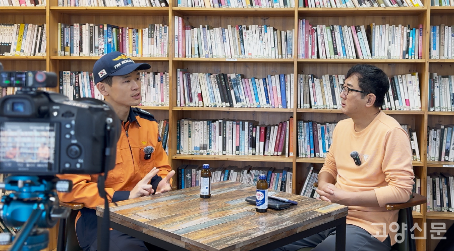 고양신문 유튜브 '고양팟'과 인터뷰를 하고 있는 유재헌 소방장. 