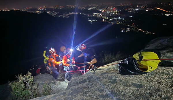 최근 고양소방서 119구조대원들은 북한산국립공원 노적봉 암벽에 고립된 등산객 4명을 안전하게 구조했다. [사진제공=고양소방서]