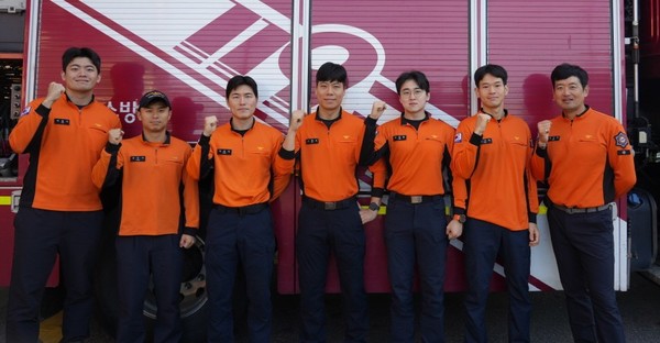 북한산에서 구조작업을 성공적으로 진행한 7명의 고양소방서 구조대원들. [사진제공=고양소방서]