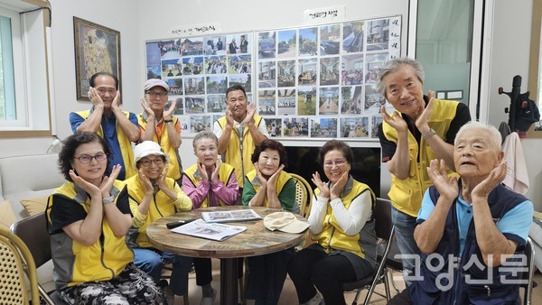 창릉8통 경로당 회원들이 한자리에 모여 포즈를 취했다.