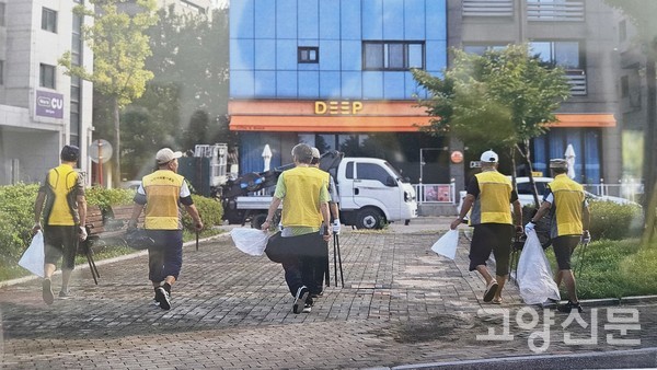 마을 미화를 위해 봉사활동하는 창릉8통 경로당 회원들