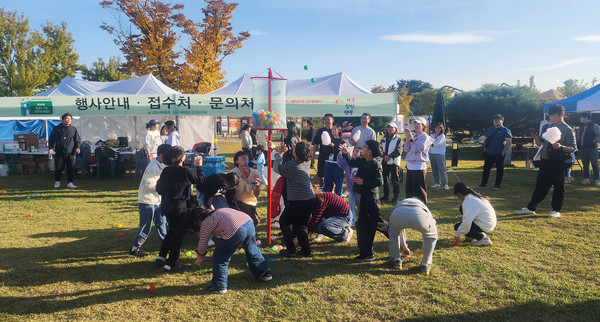 공동체 가족놀이가 진행되고 있다.