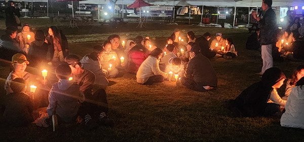 이야기가 있는 가족 소통 프로그램을 참여자들이 즐기고 있다.