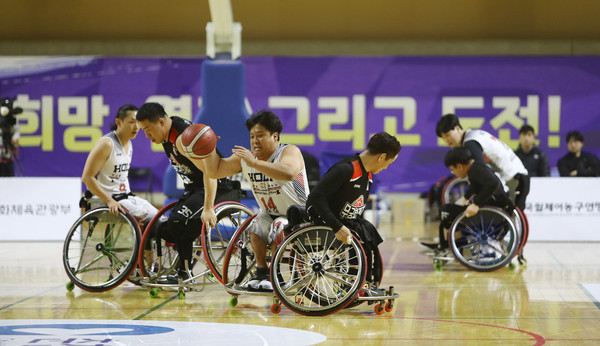 고양홀트휠체어농구단의 경기모습.