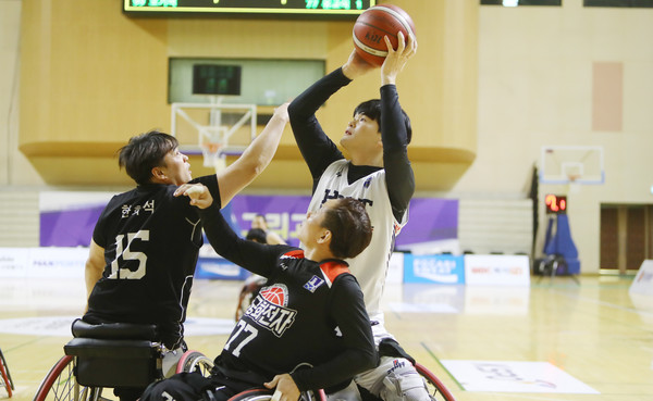 고양홀트휠체어농구단 선수가 슛을 쏘고 있다. 