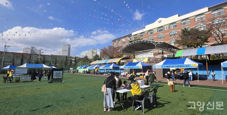 가좌로컬푸드장터는 주민들의 뜨거운 참여 속에 지난 25일 성공적으로 마무리됐다. 