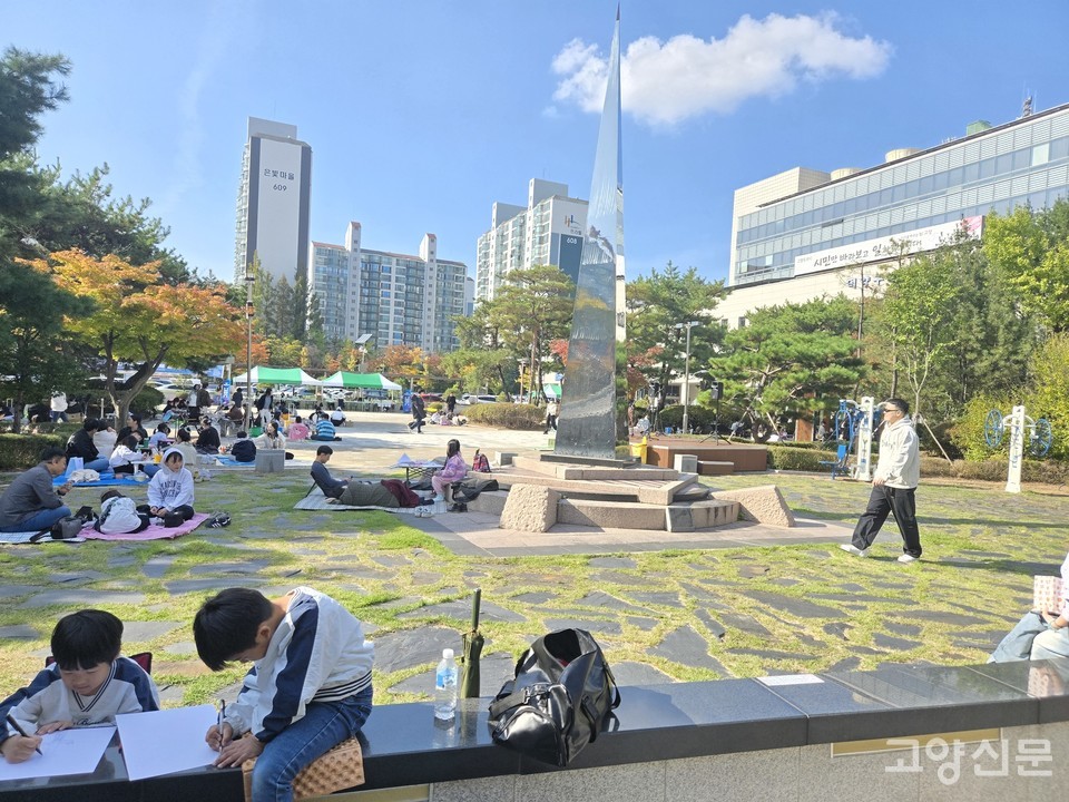 지난 25일, 고양 어린이 건축물 그리기 대회에 참가한 200여 명의 어린이들은 덕양구청 앞 야외광장에 자리잡았고 각자가 원하는 '살고 싶은 우리집'을 그리기 시작했다.