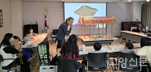 덕양구청 2층 소회의실에서는 '한옥 전통건축 체험'과 '목공 소품 만들기 체험'이 지난 25일부터 이틀 동안 열렸다.