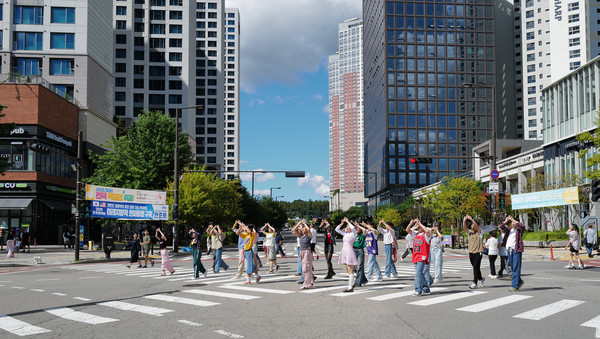 청소년들의 춤 공연. 횡단보도 댄스는 예술의  신선한 표현이었다.