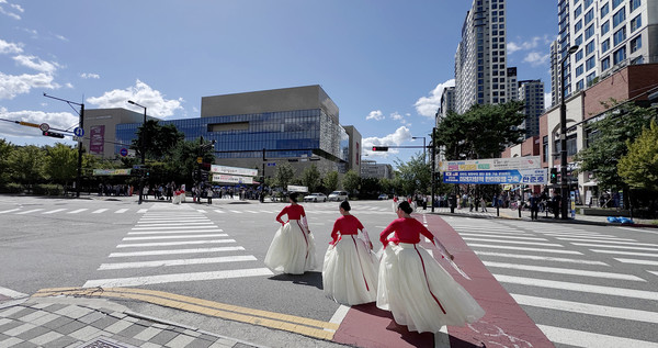 한복의 자태를 뽐내며 전통춤으로 선을 만들고 있다.