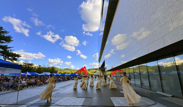 스타필드 무대는 지나가는 시민들의 발길을 꽉 잡았다. 하늘빛과 어우러진 멋진 공연이었다.