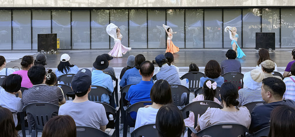 춤선이 돋보인 공연에 관람객들의 눈길이 쏠렸다.