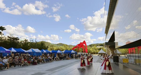 공연이 이어질 때마다 시민들의 열띤 박수가 나왔다.
