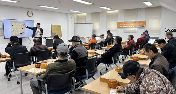  김대용 7단이 바둑 격언과 기본 전략 중심의 강의를 진행하고 있다.
