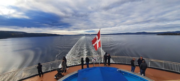 노르웨이 오슬로에서 덴마크 코펜하겐으로 이동 중인 친환경 페리에 덴마크 깃발이 휘날리고있다. [이철규 특파원]