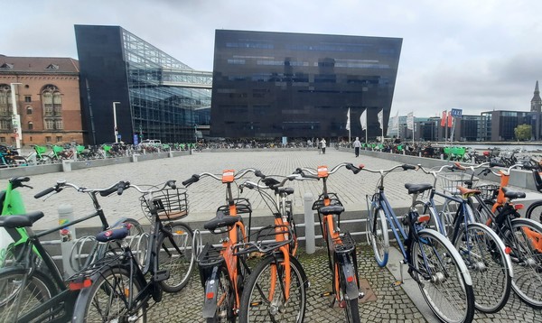 코펜하겐 왕립도서관 앞 광장 자전거 주차장. 앱 설치 후 바로 이용가능한 다양한 용도와 색상의 자전거가 주차돼 있다. [이철규 특파원]