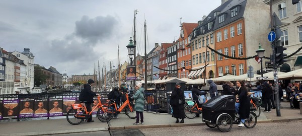 코펜하겐 뉘하운 운하인근 형형색색의 건물 사이로 자전거가 지나고 있다. [이철규 특파원]