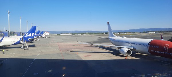 2025년 9월 코펜하겐-인천 직항노선을 신규 취항한 스칸디나비아항공(왼쪽)과 노르웨이 항공(오른쪽).