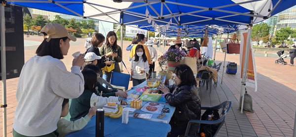 공정무역 10원칙을 알아보는 부스에 참여한 아이들과 시민들의 모습. [사진제공=고공협]
